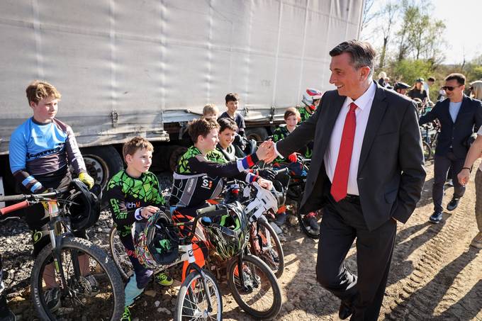 Predsednik Republike Slovenije Borut Pahor se je udeležil odprtja največjega slovenskega zemeljskega tekmovalnega pumptracka – kolesarske poti v odprti pokrajini v Vipavski dolini.