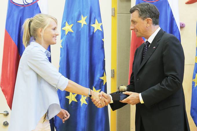 Predsednik republike podelil Jabolko navdiha Alenu Kobilici, Ani Roš, Damirju Skomini in Urški Sršen