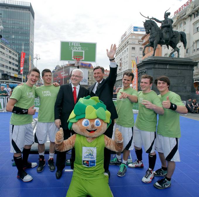 Predsednik republike Borut Pahor in hrvaški predsednik Ivo Josipović v središču Zagreba, kjer sta obiskala dneve slovenskega turizma, ki ravno te dni potekajo na zagrebškem Trgu bana Josipa Jelačića.