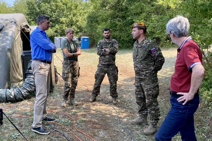 Predsednik Pahor danes obiskal Kras in izrazil hvaležnost vsem, ki sodelujejo pri gašenju požara in odpravi posledic