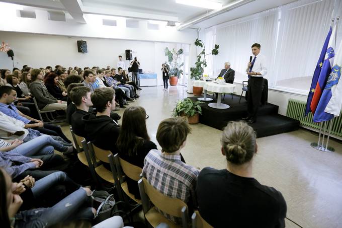 Predsednik Pahor in prvi predsednik RS Kučan z dijaki o nastajanju samostojne slovenske države