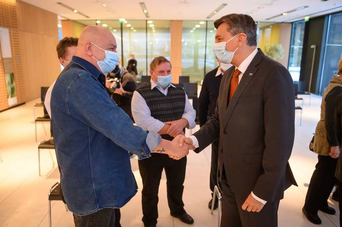 Predsednik Republike Slovenije Borut Pahor se je udeležil sprejema za svojce padlih pripadnikov Teritorialne obrambe Republike Slovenije, Ministrstva za notranje zadeve Republike Slovenije in civilnih žrtev ter ranjenih v vojni za Slovenijo