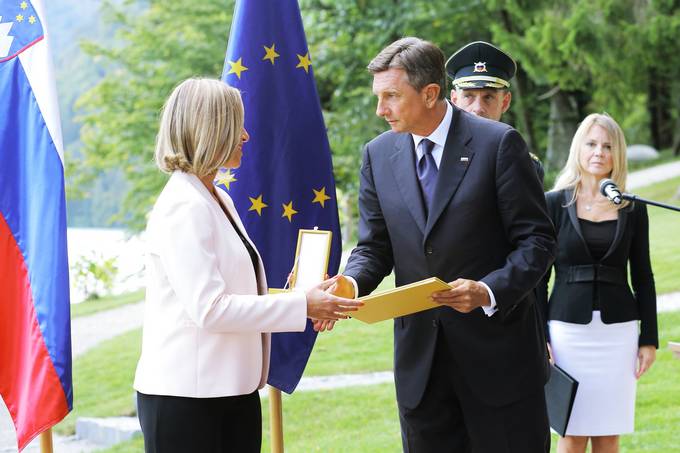 Predsednik Pahor je ob srečanju s Federico Mogherini, visoko predstavnico Evropske unije za zunanje zadeve in varnostno politiko, gospe Mogherini kot nekdanji ministrici za zunanje zadeve republike Italije vročil državno odlikovanje zlati red za zasluge.
