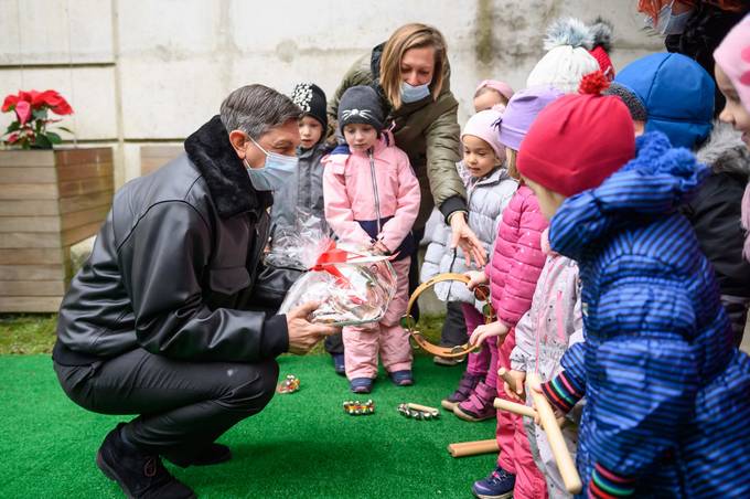 Predsednikovi tradicionalni božični piškoti tudi letos drugače, a nič manj srčno