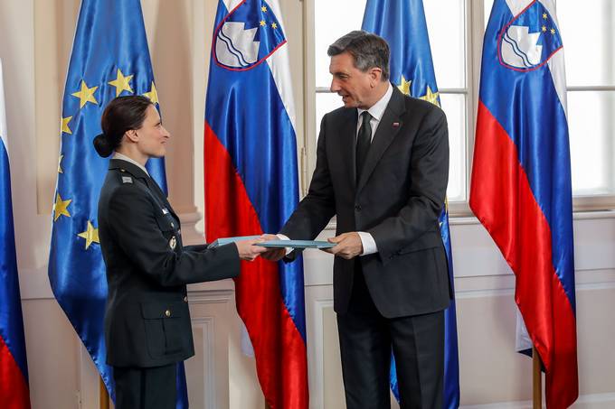Predsednik Republike Slovenije Borut Pahor je odlikoval orkester Slovenske vojske. Odlikovanje je iz rok predsednika v imenu celotnega orkestra prevzela umetniška vodja in dirigentka Orkestra Slovenske vojske Andreja Šolar.