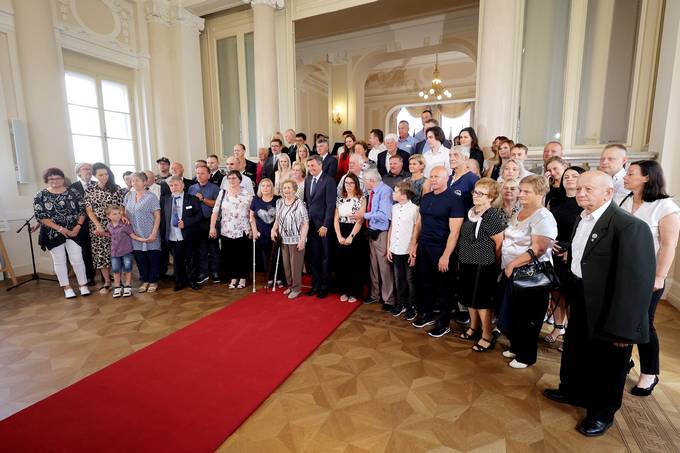 Predsednik Republike Slovenije Borut Pahor je danes popoldan v Predsedniški palači sprejel svojce padlih pripadnikov Teritorialne obrambe Republike Slovenije, Ministrstva za notranje zadeve in civilnih žrtev ter ranjenih v vojni za Slovenijo