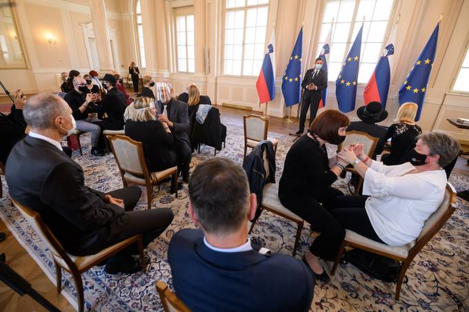 V luči postopka sprejema predloga Ustavnega zakona za dopolnitev Ustave z 62.a členom (Znakovni jezik in jezik gluhoslepih) je predsednik Pahor danes v Predsedniški palači sprejel člane Združenja gluhoslepih Slovenije DLAN.