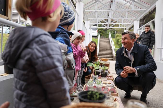 Predsednik Pahor v Kamniku z malčki iz vrtca Antona Medveda o odgovornem ravnanju s hrano
