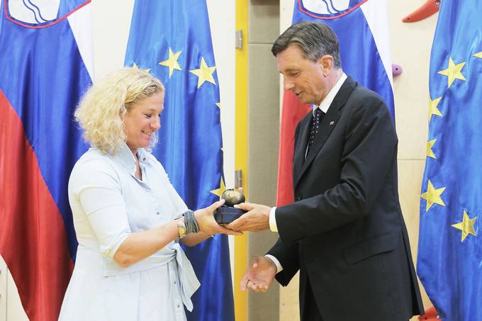 Predsednik republike podelil Jabolko navdiha Alenu Kobilici, Ani Roš, Damirju Skomini in Urški Sršen