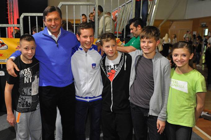 Predsednik Republike Slovenije Borut Pahor si je v športni dvorani Osnovne šole Antona Martina Slomška na Vrhniki ogledal finale svetovnega pokala v Rock'n'Roll-u.
