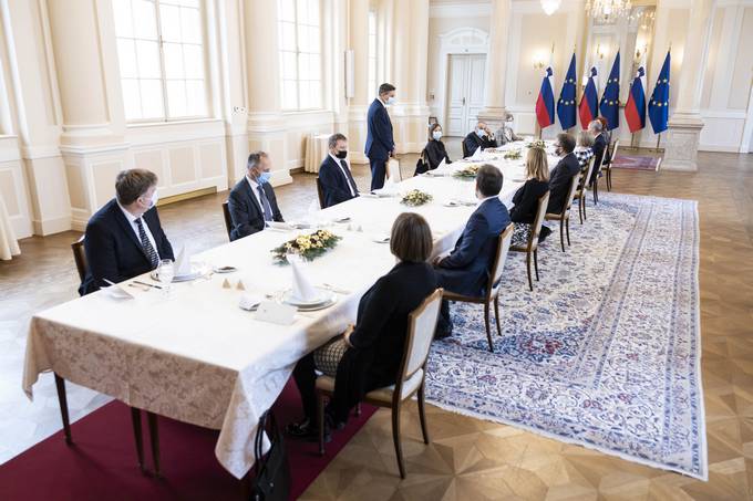 Predsednik Pahor je ob letošnji 30. obletnici samostojnosti RS in ob 30. obletnici sprejetja Ustave RS priredil svečano kosilo za sodnice in sodnike Ustavnega sodišča RS