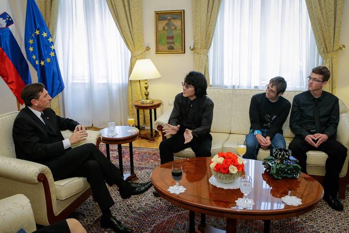 Predsednik republike Borut Pahor je danes sprejel enega izmed vodilnih znanstvenikov na področju robotike, prof. Hiroshija Ishiguro