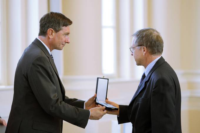 Predsednik Republike Slovenije Borut Pahor je na slovesnosti v Veliki dvorani Predsedniške palače vročil odlikovanje medaljo za zasluge javnemu zavodu Akademska in raziskovalna mreža Slovenije – Arnes, za zasluge pri razvoju in uvajanju novih informacijsko-komunikacijskih tehnologij v Sloveniji.