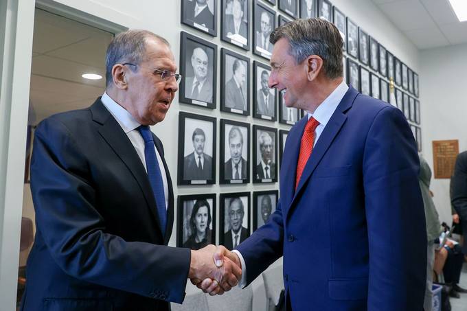 Ob robu zasedanja generalne skupščine se je predsednik Pahor sestal z zunanjim ministrom Ruske federacije Sergejem Lavrovom