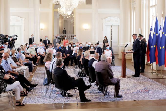 Predsednik Pahor je ob današnjem državnem prazniku, dnevu državnosti, priredil sprejem za svojce padlih pripadnikov Teritorialne obrambe Republike Slovenije, Ministrstva za notranje zadeve in civilnih žrtev ter ranjenih v vojni za Slovenijo
