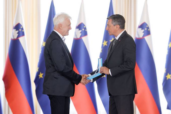 Predsednik Pahor je danes na posebni slovesnosti v Predsedniški palači vročil državna odlikovanja - Šifrer