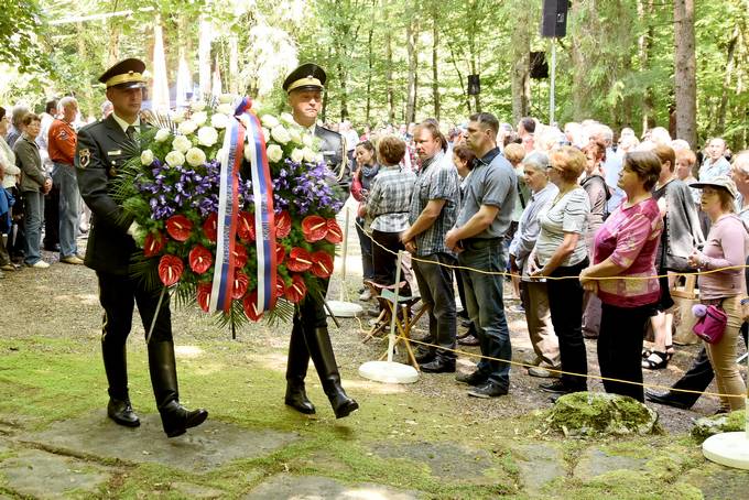 V imenu predsednika republike je garda Slovenske vojske položila venec k obeležju pred breznom pod Krenom