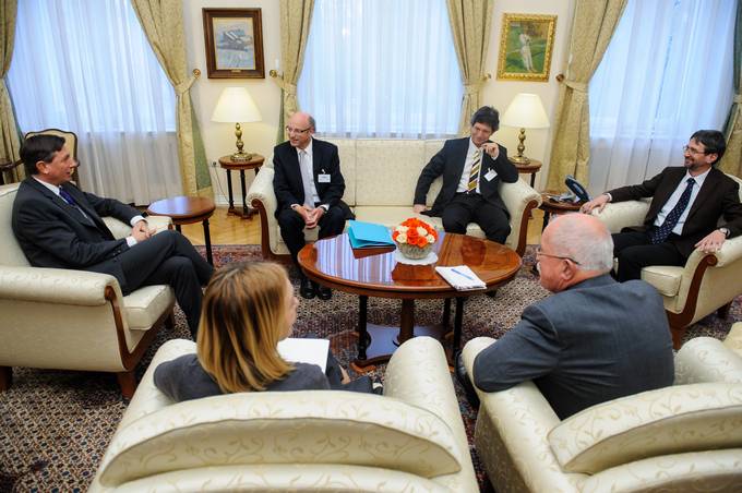 Predsednik republike Borut Pahor je danes sprejel prof. dr. Petra Jennija, dolgoletnega vodjo mednarodne skupine ATLAS v Cernu ter prof. dr. Marka Mikuža in prof. dr. Petra Križana, slovenska znanstvenika in raziskovalca na Univerzi v Ljubljani in na Institutu "Jožef Stefan".