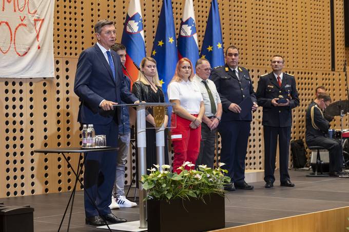 Predsednik Pahor vročil jabolko navdiha junakinjam in junakom, ki premagujejo požare na Slovenskem ter ščitijo ljudi in njihovo premoženje