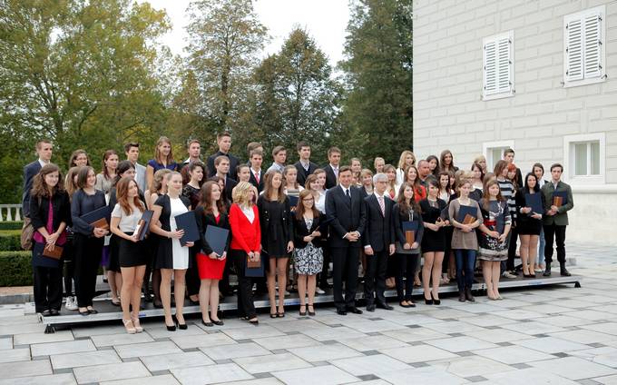 Predsednik Republike Slovenije Borut Pahor in minister za izobraževanje, znanost in šport dr. Jernej Pikalo sta sprejela zlate maturante, ki so na spomladanskem in jesenskem roku poklicne, splošne in mednarodne mature dosegli vse možne točke.