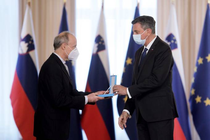 Predsednik republike je dr. Alešu Blincu vročil državno odlikovanje red za zasluge za vrhunsko strokovno in znanstveno delo na področju srca in žilja ter za velik prispevek k preventivi in razumevanju teh bolezni