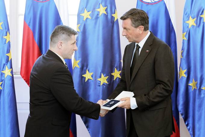 Predsednik Republike Slovenije Borut Pahor je na slovesnosti ob dnevu državnosti v Predsedniški palači vročil državno odlikovanje častni znak svobode Republike Slovenije Gorazdu Toplaku