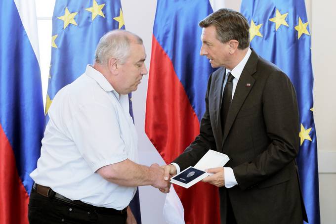 Predsednik Republike Slovenije Borut Pahor je na slovesnosti ob dnevu državnosti v Predsedniški palači vročil državno odlikovanje častni znak svobode Republike Slovenije Francu Banku