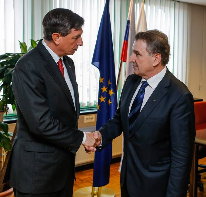 Na povabilo vodstva Obrtno-podjetniške zbornice Slovenije je predsednik republike Borut Pahor danes obiskal zbornico, kjer so mu Branko Meh, podpredsednik Obrtno-podjetniške zbornice Slovenije in predsednik upravnega odbora OZS ter drugi člani vodstva, predstavili delovanje in predloge za izboljšanje poslovnega okolja v Sloveniji.