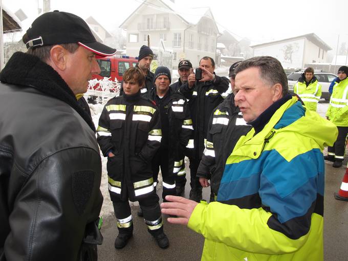 Predsednik republike Borut Pahor je obiskal Občino Pivka in ogledal tudi stanje po ledeni ujmi v Postojni, v Loškem Potoku ter Cerknici