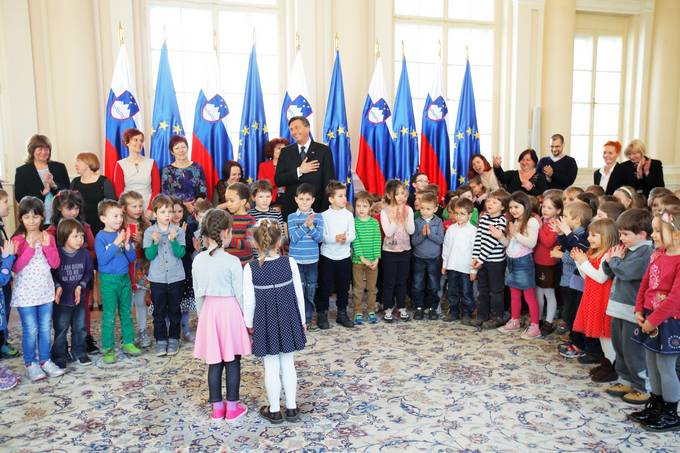 Ob obeležitvi praznovanja mednarodnega dneva knjig za otroke so Predsedniško palačo obiskali otroci ljubljanskega Vrtca Hansa Christiana Andersena, poimenovanega po velikem pravljičarju, ki se je rodil 2. aprila 1805