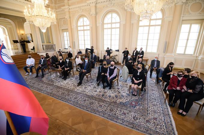 V luči postopka sprejema predloga Ustavnega zakona za dopolnitev Ustave z 62.a členom (Znakovni jezik in jezik gluhoslepih) je predsednik Pahor danes v Predsedniški palači sprejel člane Združenja gluhoslepih Slovenije DLAN.