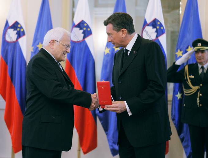 Predsednik Republike Slovenije Borut Pahor je z redom za izredne zasluge odlikoval Slovensko akademijo znanosti in umetnosti za izjemen prispevek k spodbujanju in pospeševanju znanosti in umetnosti ob 75-letnici delovanja