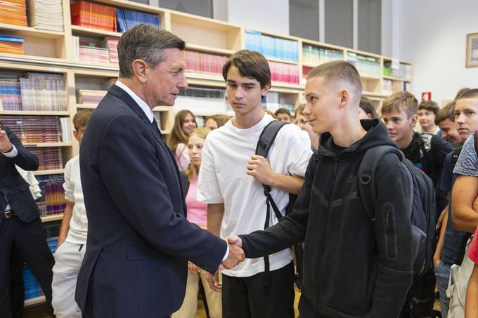 Predsednik Pahor na prvi šolski dan obiskal dijakinje in dijake na Gimnaziji Antona Aškerca v Ljubljani
