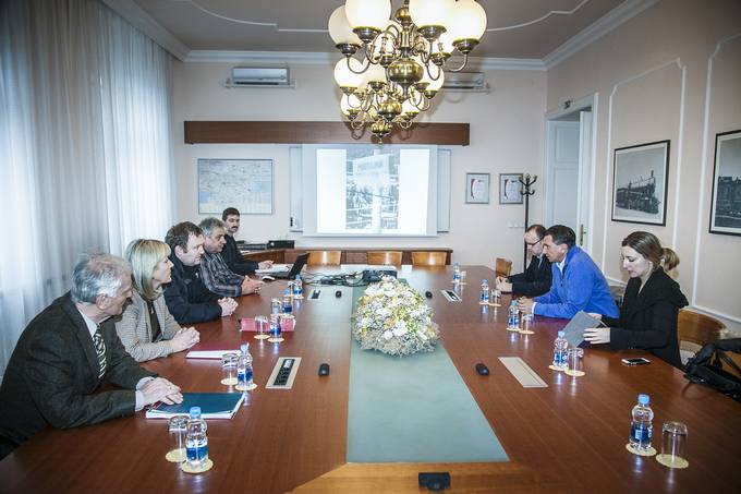 Predsednik republike Borut Pahor je obiskal slovenske železnice. Sprejeli so ga vsi člani poslovodstva Slovenskih železnic – generalni direktor Dušan Mes in člani poslovodstva Jelka Šinkovec Funduk, Milan Jelenc in Albert Pavlič