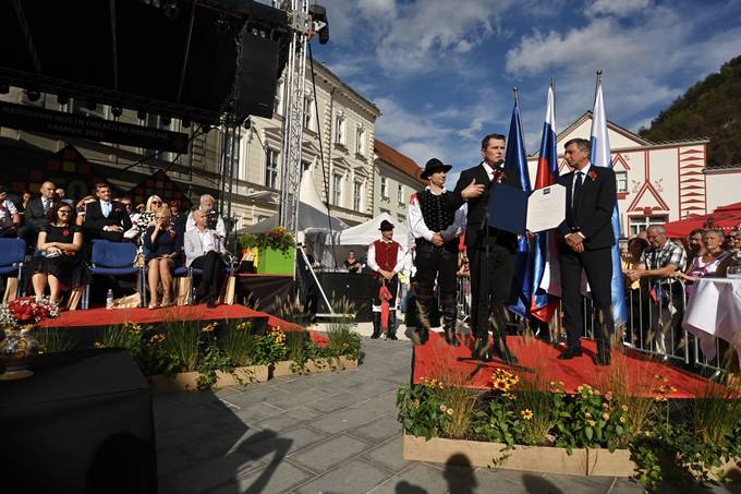 Predsednik republike na jubilejni povorki narodnih noš ob 50-letnici festivala Dnevi narodnih noš in oblačilne dediščine v Kamniku