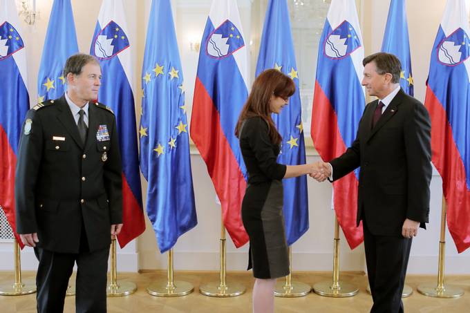 Predsedniku Republike Slovenije in vrhovnemu poveljniku obrambnih sil Borutu Pahorju sta ministrica za obrambo Andreja Katič in načelnik Generalštaba Slovenske vojske generalmajor dr. Andrej Osterman predstavila letno poročilo o pripravljenosti Slovenske vojske za leto 2014