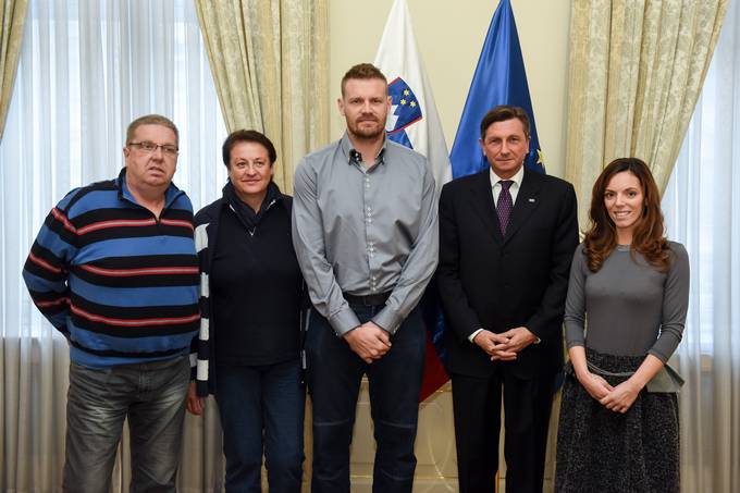 Predsednik republike Borut Pahor je ob prihajajočem dnevu slovenskega znakovnega jezika, ki ga obeležujemo 14. novembra, podelil Jabolko navdiha Mihi Zupanu, vrhunskemu športniku, državnemu reprezentantu in enemu najboljših slovenskih košarkarjev.