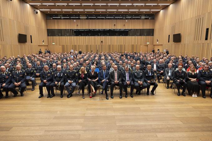 Predsednik Pahor vročil jabolko navdiha junakinjam in junakom, ki premagujejo požare na Slovenskem ter ščitijo ljudi in njihovo premoženje