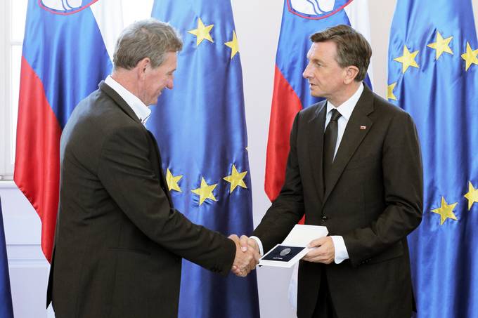 Predsednik Republike Slovenije Borut Pahor je na slovesnosti ob dnevu državnosti v Predsedniški palači vročil državno odlikovanje častni znak svobode Republike Slovenije Petru Skrivarniku