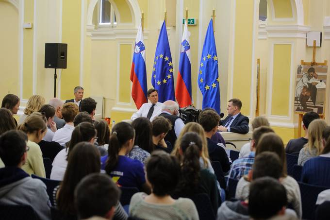 Predsednik Republike Slovenije Borut Pahor z Mitjem Klavoro in Petrom Sušnikom na okrogli mizi "Ne da sovražim, da ljubim, sem na svetu"