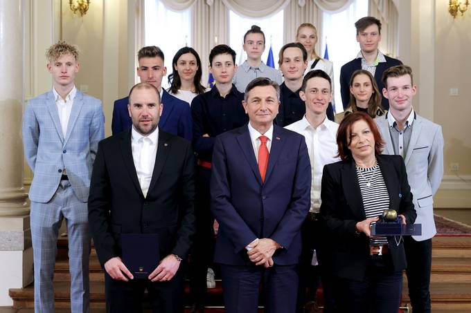 Predsednik republike vročil priznanje jabolko navdiha Državnemu panožnemu nordijskemu centru Kranj, ki sta ga ustanovili Gimnazija Franceta Prešerna Kranj in Smučarska zveza Slovenije
