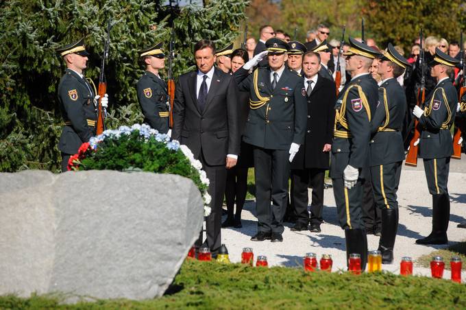 Predsednik republike Borut Pahor je v spremstvu predsednika Državnega zbora Republike Slovenije Janka Vebra, predsednice Vlade Republike Slovenije mag. Alenke Bratušek, predsednika Državnega sveta Republike Slovenije Mitje Bervarja, načelnika Generalštaba Slovenske vojske brigadirja Dobrana Božiča ter generalnega direktorja Policije Stanislava Venigerja ob dnevu spomina na mrtve na ljubljanskem Pokopališču Žale položil venec ob Spomeniku padlim in umrlim v boju proti okupatorjem Slovenije 1941–1945