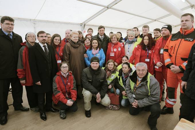 Predsednik Republike Slovenije Borut Pahor in predsednica Republike Litve Dalia Grybauskaitė danes v sprejemnem centru za begunce Dobova Livarna
