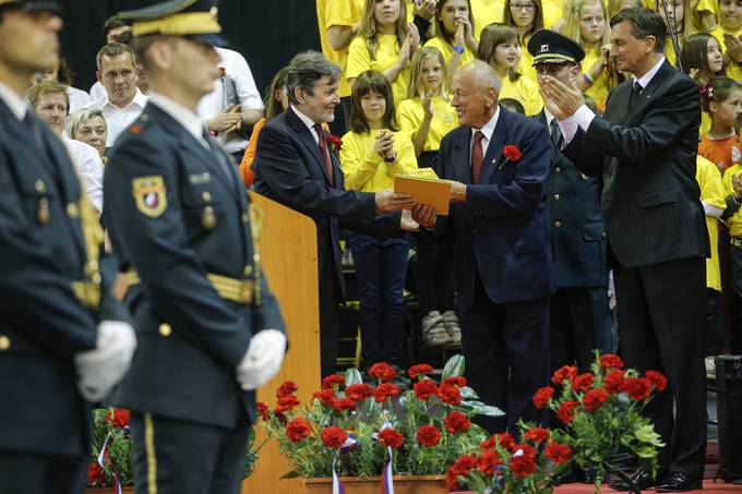 Predsednik republike vročil najvišje državno odlikovanje Partizanskemu pevskemu zboru
