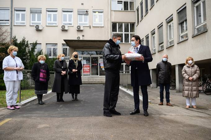 Predsednikovi tradicionalni božični piškoti tudi letos drugače, a nič manj srčno