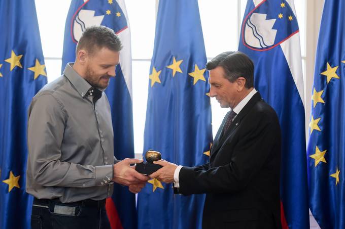 Predsednik republike Borut Pahor je ob prihajajočem dnevu slovenskega znakovnega jezika, ki ga obeležujemo 14. novembra, podelil Jabolko navdiha Mihi Zupanu, vrhunskemu športniku, državnemu reprezentantu in enemu najboljših slovenskih košarkarjev.