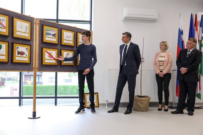 Predsednik Pahor se je srečal z učenci dvojezične slovensko madžarske Osnovne šole Dobrovnik, ki so mu ob dnevu zemlje predstavili okoljevarstveni projekt "Kreativne okoljevarstvene opozorilne table"