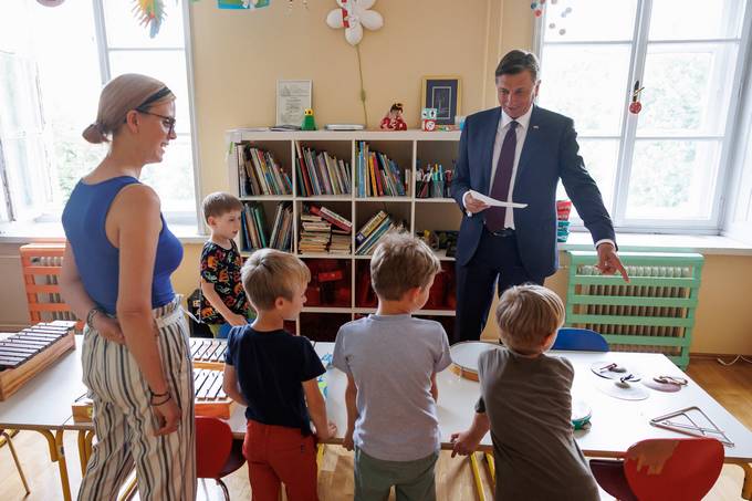 Predsednik republike ob začetku praznovanja 60-letnice delovanja obiskal Pionirski dom in se udeležil prireditve Skupnosti šol za oblikovanje, tekstil in frizerstvo