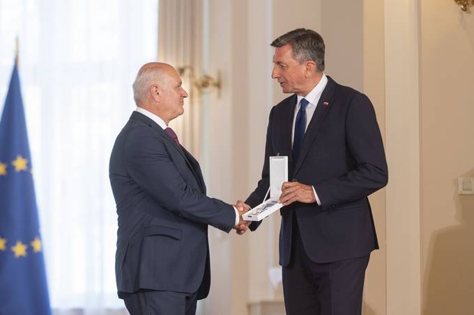 Predsednik Republike Slovenije je danes na posebni slovesnosti v Predsedniški palači vročil državno odlikovanje Marjanu Pipenbaherju