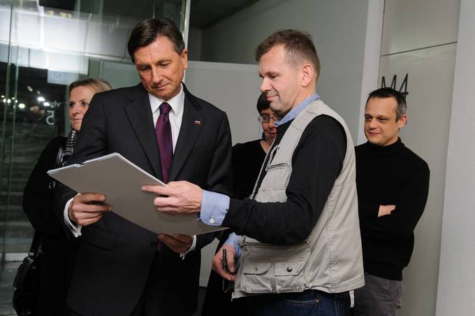 Predsednik republike Borut Pahor se je v Mali galeriji Cankarjevega doma udeležil otvoritve fotografske razstave Multitaskerji, na kateri so s svojimi deli zastopani avtorji Uroš Abram, Miha Fras, Borut Krajnc, Matej Leskovšek, Borut Peterlin in Igor Škafar.